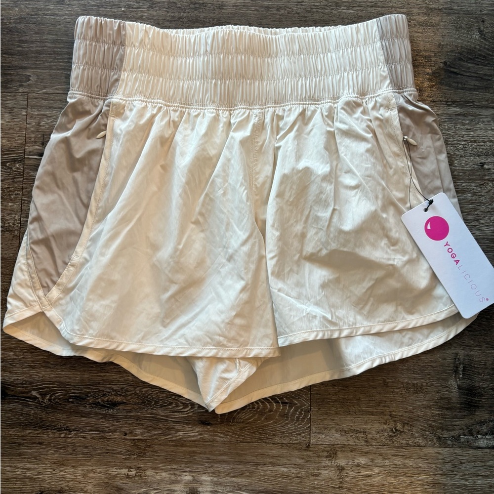 Yogalicious Women's radiant color block Bailey short in gardenia